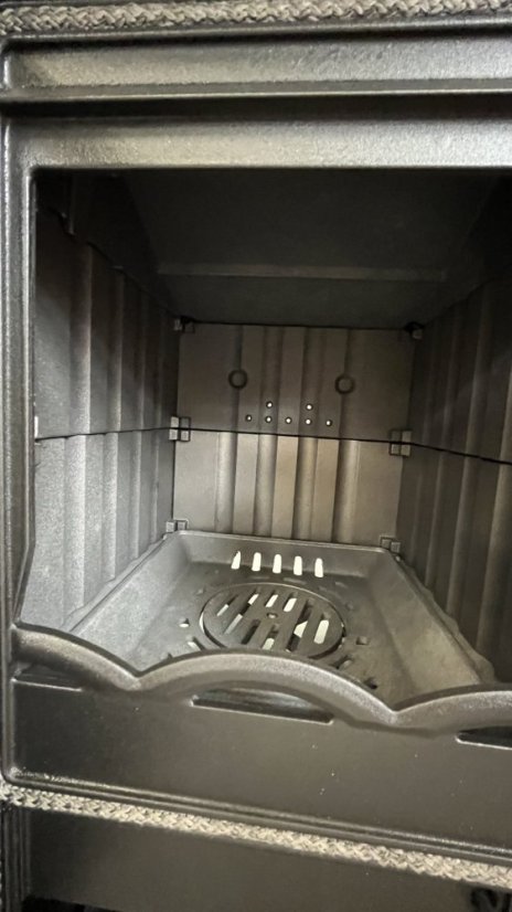 PLAMEN Litinová krbová kamna MAESTRAL N - červená