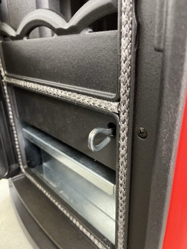 PLAMEN Litinová krbová kamna MAESTRAL N - červená