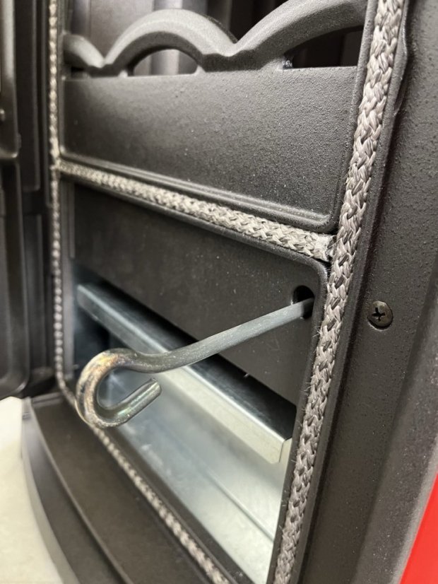 PLAMEN Litinová krbová kamna MAESTRAL N - červená