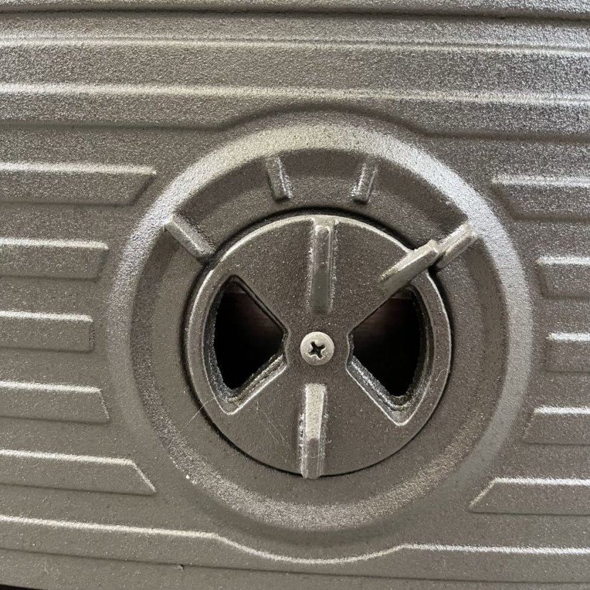 PLAMEN Litinová krbová kamna MAESTRAL N - červená