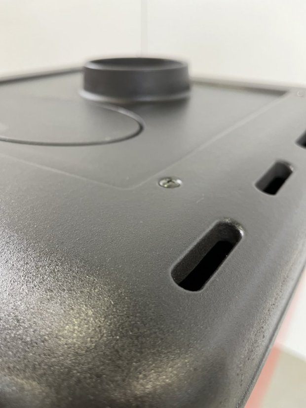 PLAMEN Litinová krbová kamna MAESTRAL N - červená